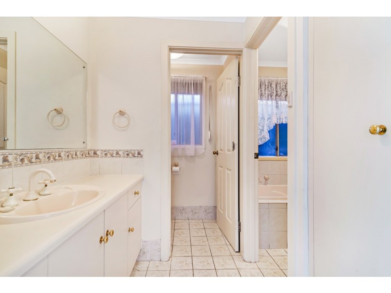 32 Saddle Crescent, Walkley Heights SA 5098