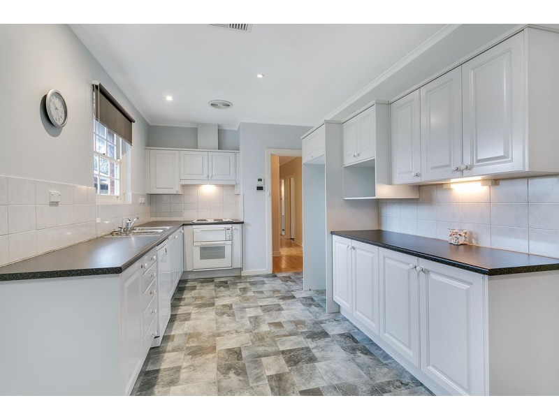 18 Carinya Crescent, Rostrevor SA 5073