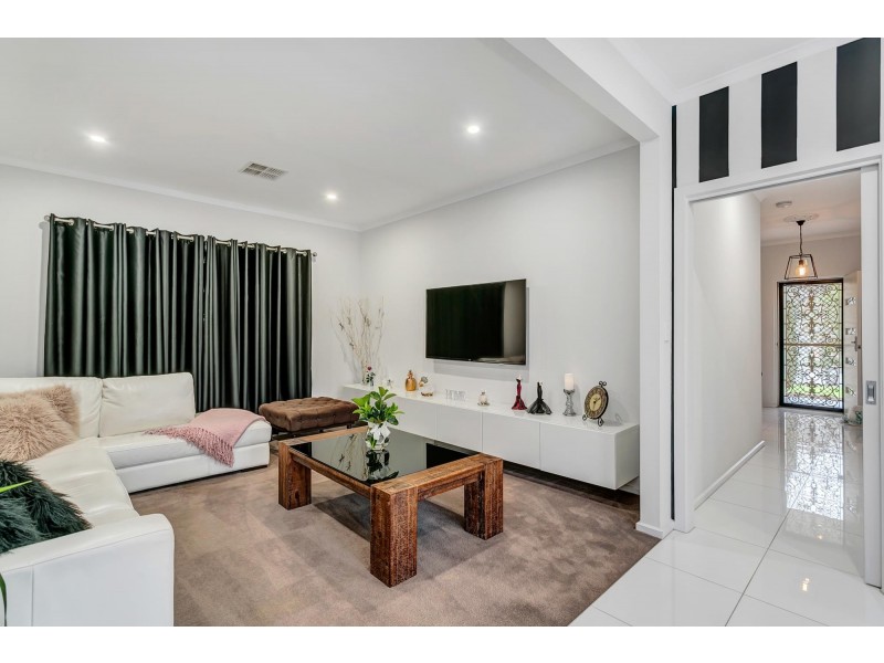 17A Stirling Walk, Redwood Park SA 5097