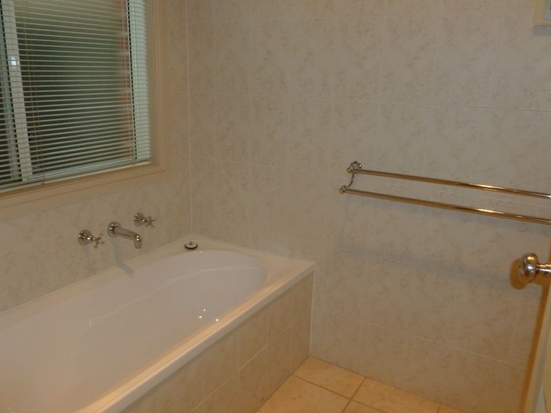 7 Petrel Crescent, Mawson Lakes SA 5095