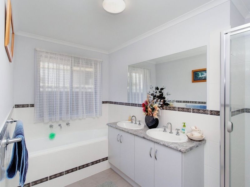 4 Swan Street, Greenacres SA 5086