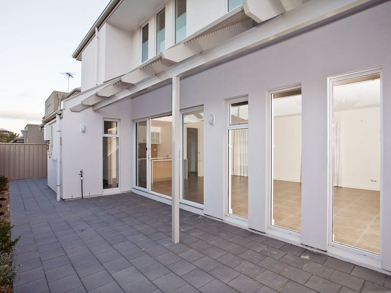 2/171 Military Road, Tennyson SA 5022