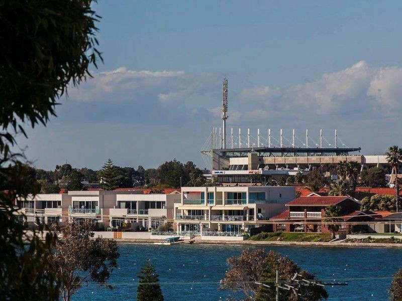 2/15 Bluelake Court, Tennyson SA 5022