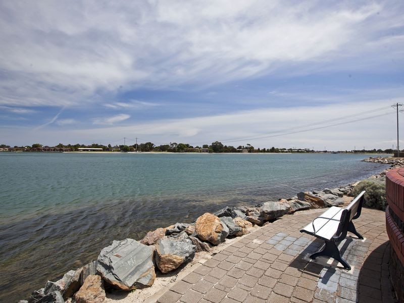 2/15 Bluelake Court, Tennyson SA 5022