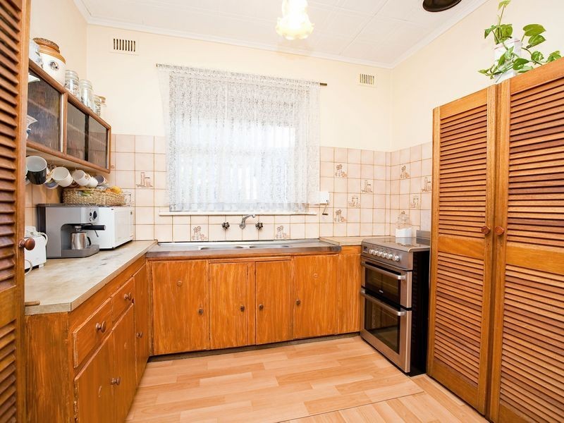 1 Broadford Crescent, Findon SA 5023