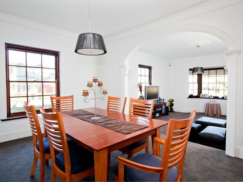 17 Sir John Marks Drive, West Lakes SA 5021