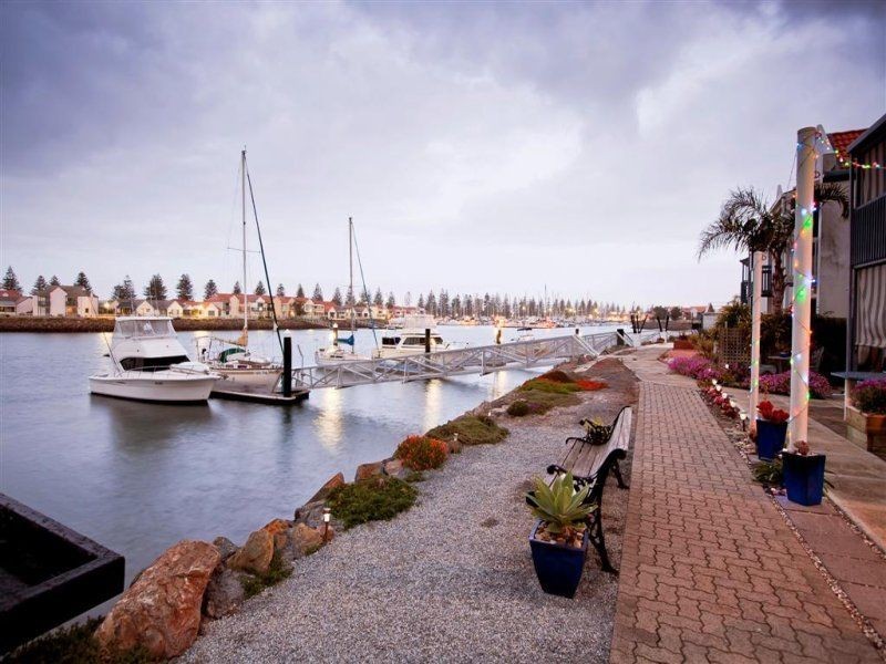 135 Gulf Point Drive, North Haven SA 5018