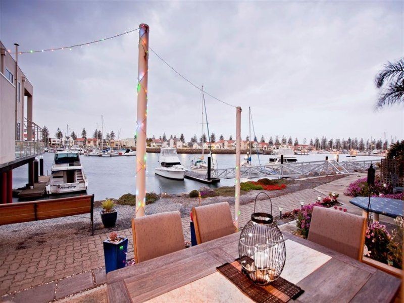 135 Gulf Point Drive, North Haven SA 5018