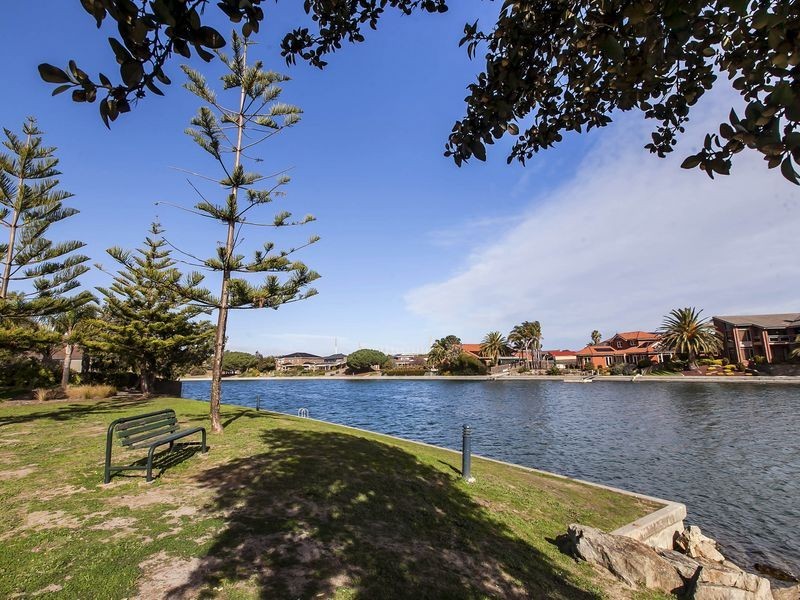2/28 Lochside Drive, West Lakes SA 5021