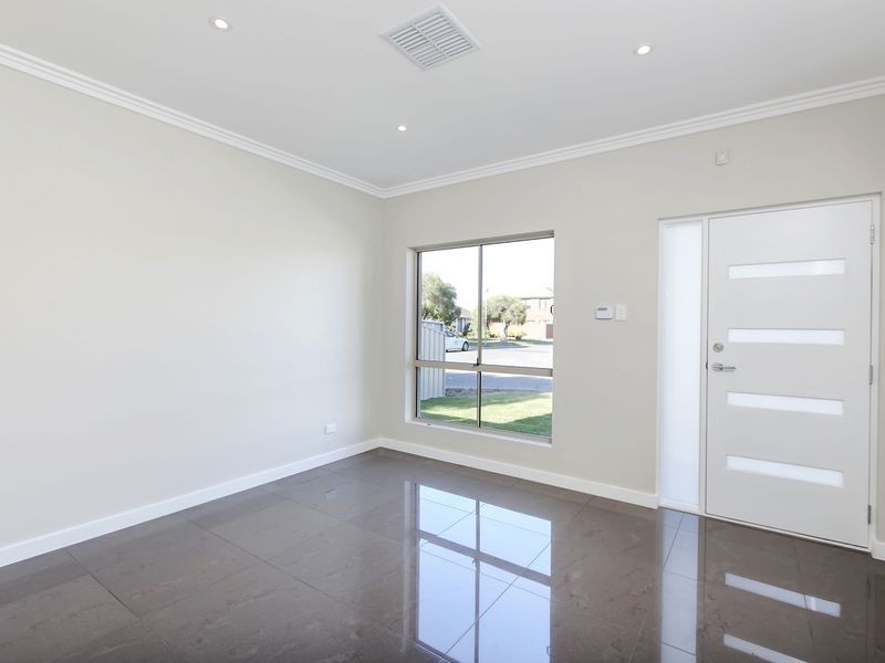 2 Daly Crescent, West Lakes Shore SA 5020