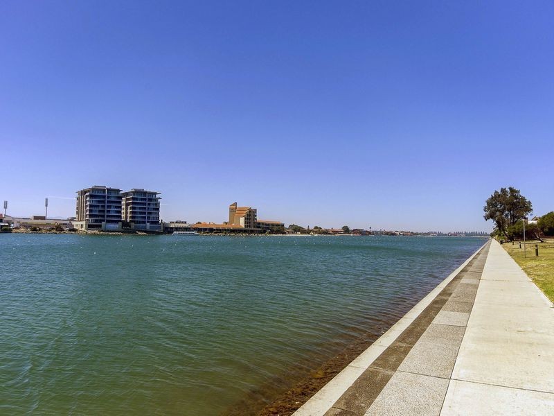 13 Lakeside Court, Tennyson SA 5022