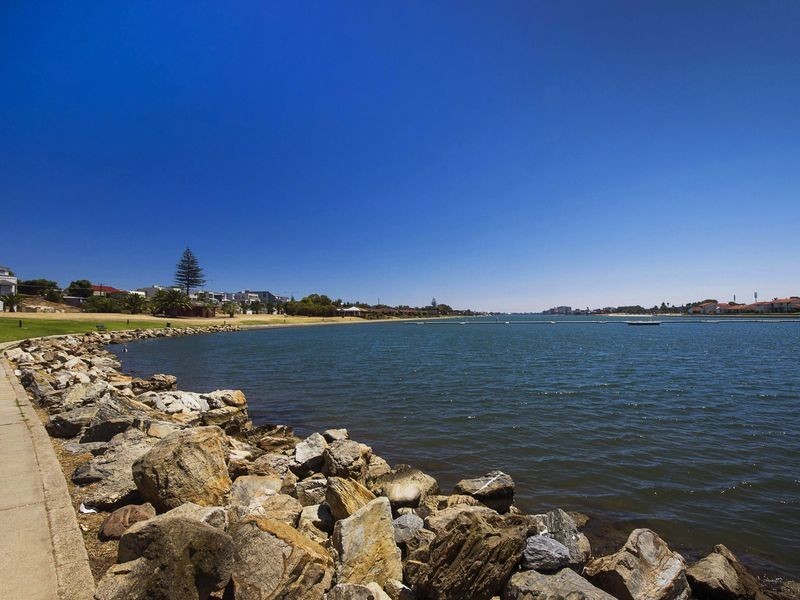 13 Lakeside Court, Tennyson SA 5022