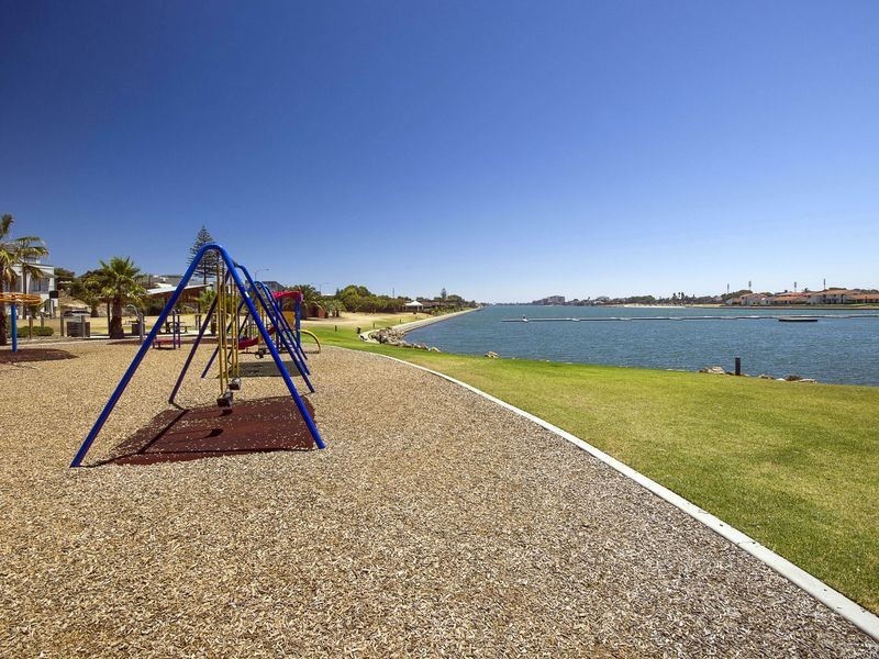 13 Lakeside Court, Tennyson SA 5022