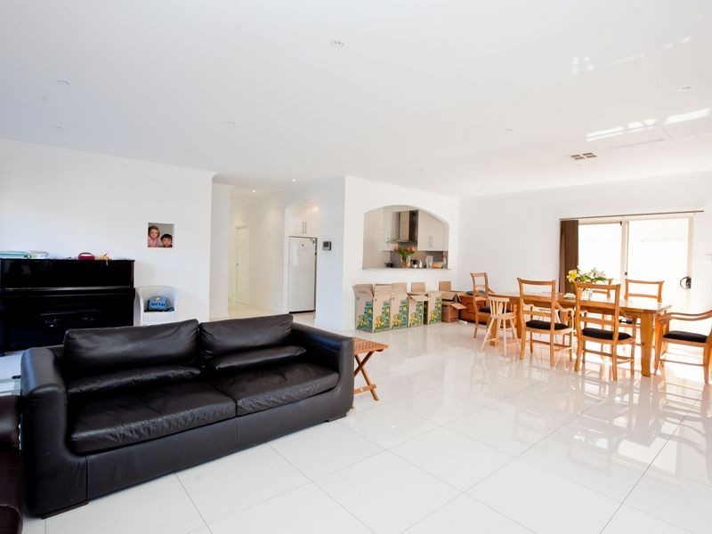 15 Tiranna Way, West Lakes SA 5021