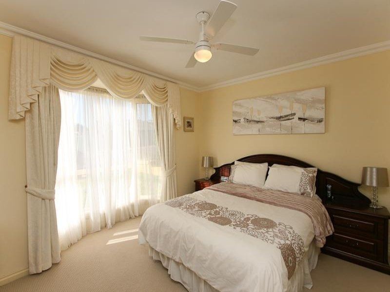 26 Elizabeth Crescent, Hallett Cove SA 5158