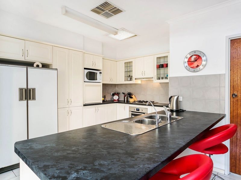 4 Greenfield Crescent, West Lakes Shore SA 5020