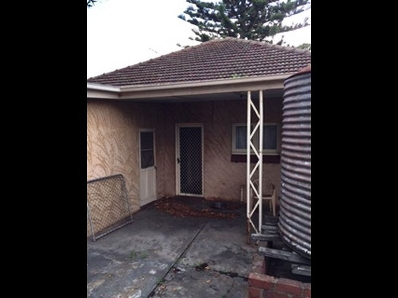 1 Woodlands Crescent, Beverley SA 5009