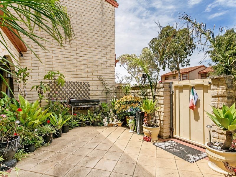 4/7 Mooloola Way, West Lakes Shore SA 5020