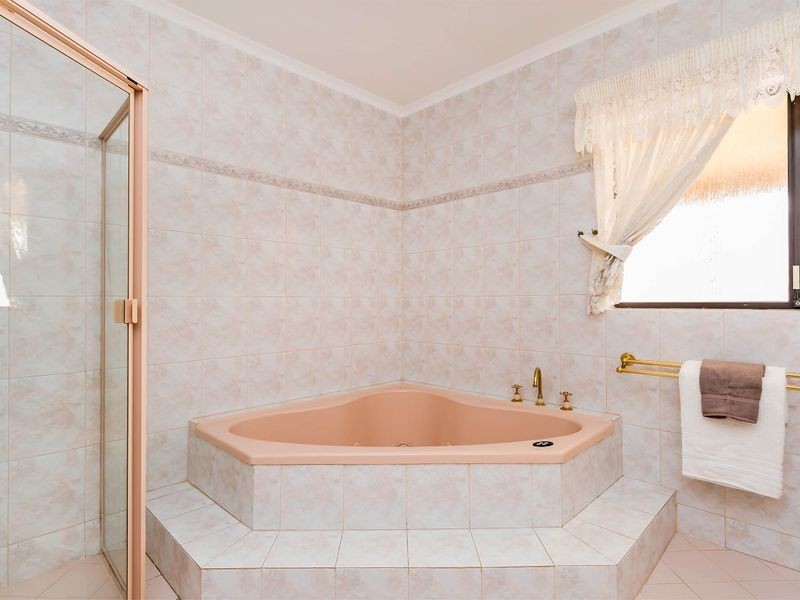 2 Martinique Court, West Lakes SA 5021