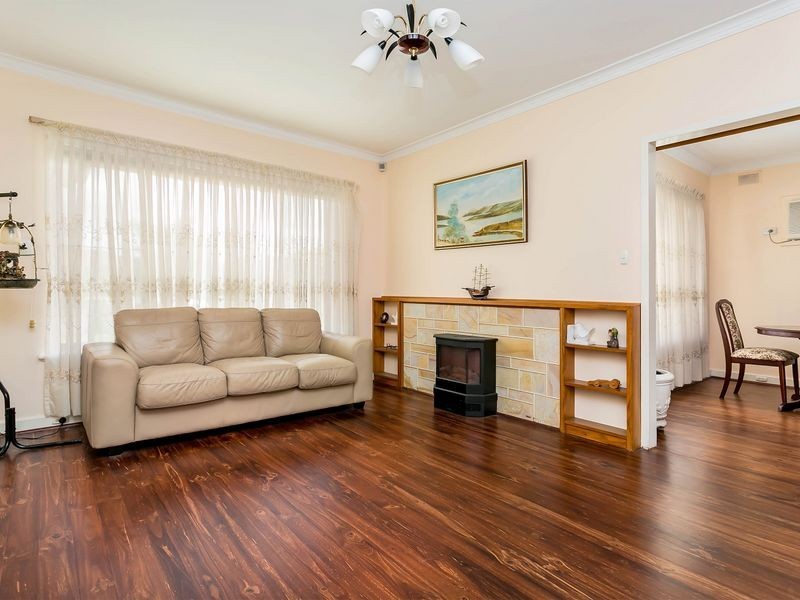 1 Gregory Cresent, Seaton SA 5023