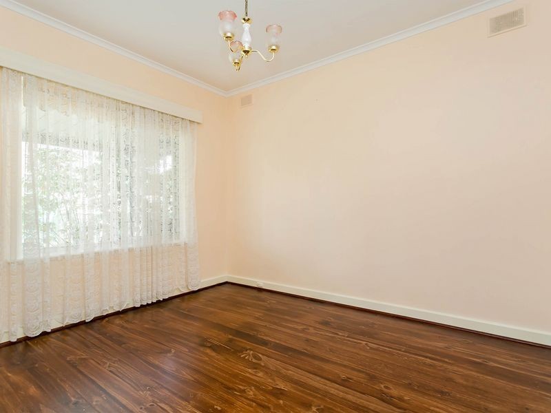 1 Gregory Cresent, Seaton SA 5023