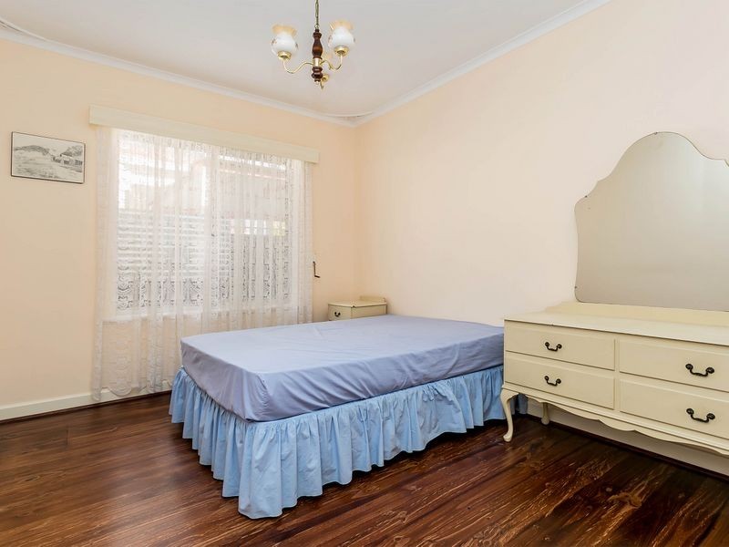 1 Gregory Cresent, Seaton SA 5023