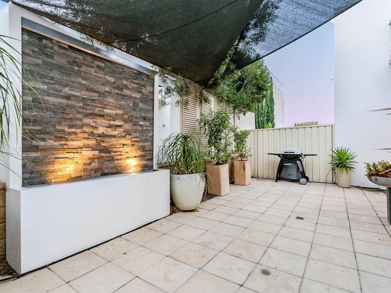 37 Military Road, Tennyson SA 5022