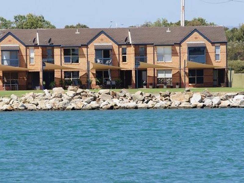 1/17 Lord Hobart Way, West Lakes SA 5021