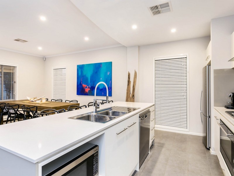 5 Yamba Grove, West Lakes Shore SA 5020