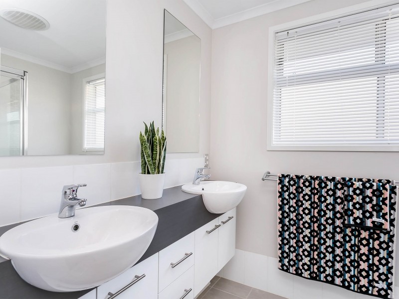 5 Yamba Grove, West Lakes Shore SA 5020