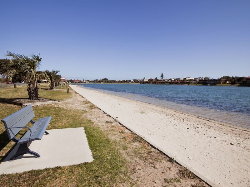 37 St Andrews Way, West Lakes SA 5021