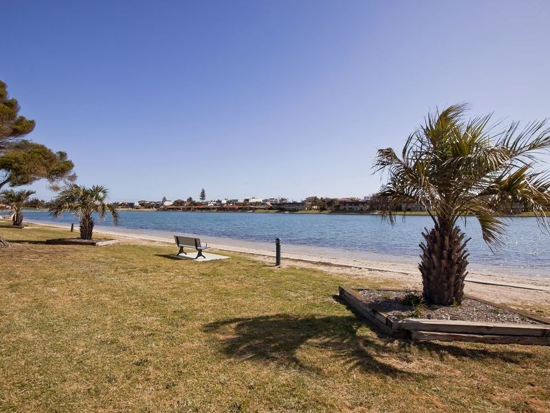 37 St Andrews Way, West Lakes SA 5021