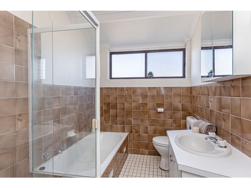 2/2 Sandpiper Place, West Lakes Shore SA 5020