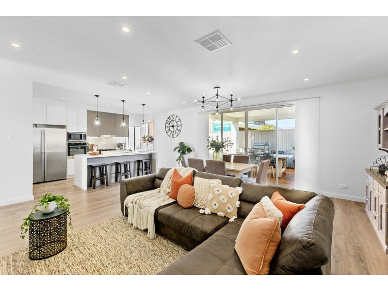 1a Greenfield Crescent, West Lakes Shore SA 5020