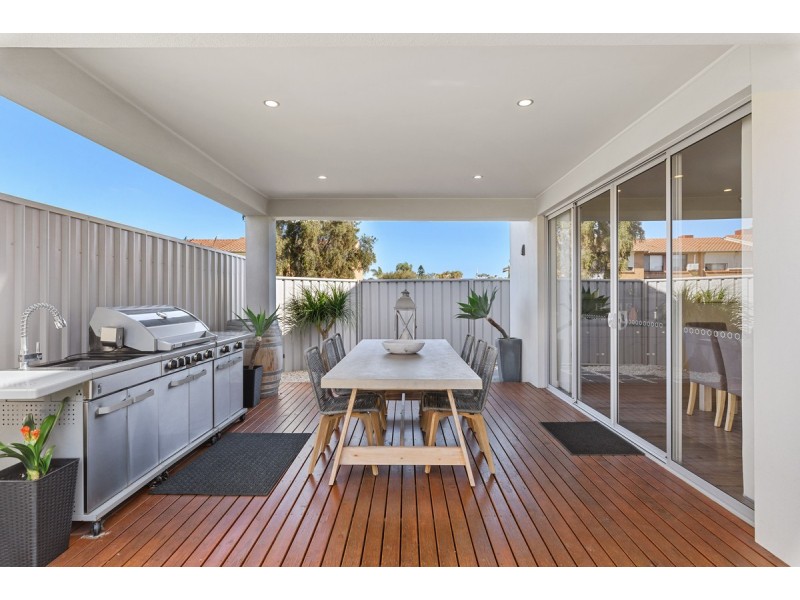 1a Greenfield Crescent, West Lakes Shore SA 5020