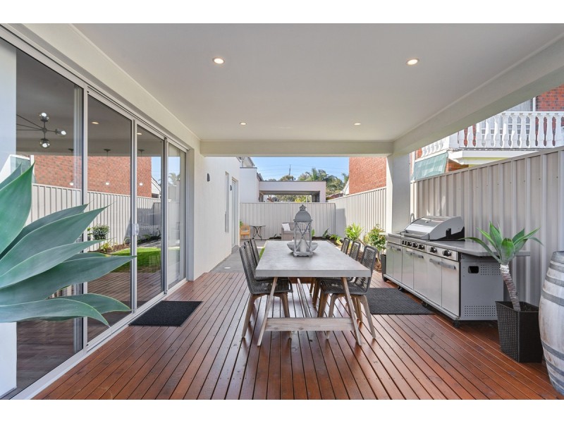 1a Greenfield Crescent, West Lakes Shore SA 5020