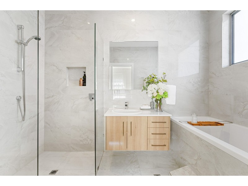 1a Greenfield Crescent, West Lakes Shore SA 5020