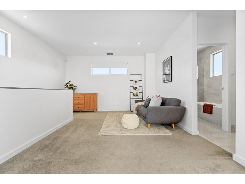 1a Greenfield Crescent, West Lakes Shore SA 5020