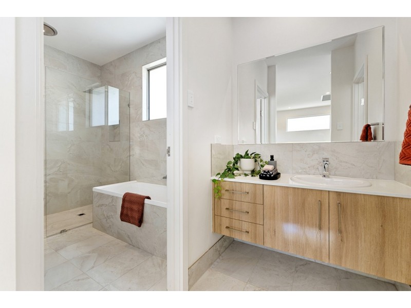 1a Greenfield Crescent, West Lakes Shore SA 5020