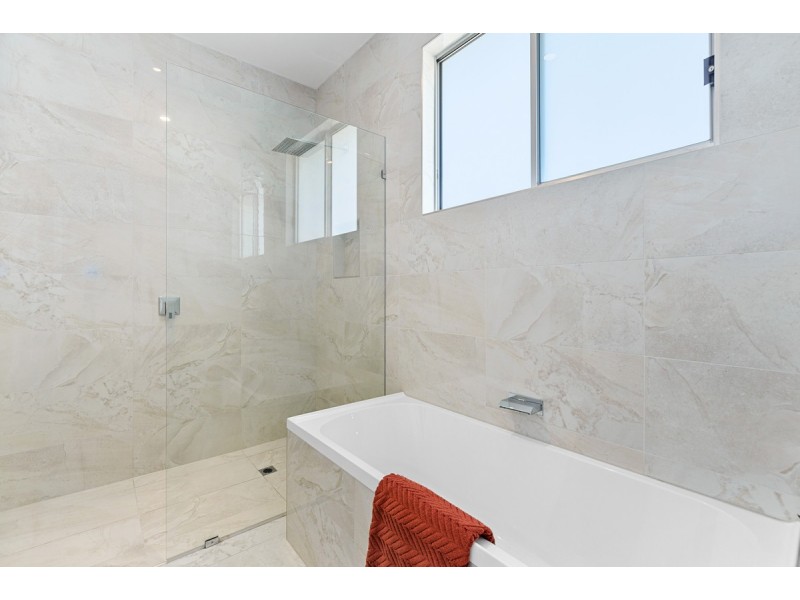 1a Greenfield Crescent, West Lakes Shore SA 5020