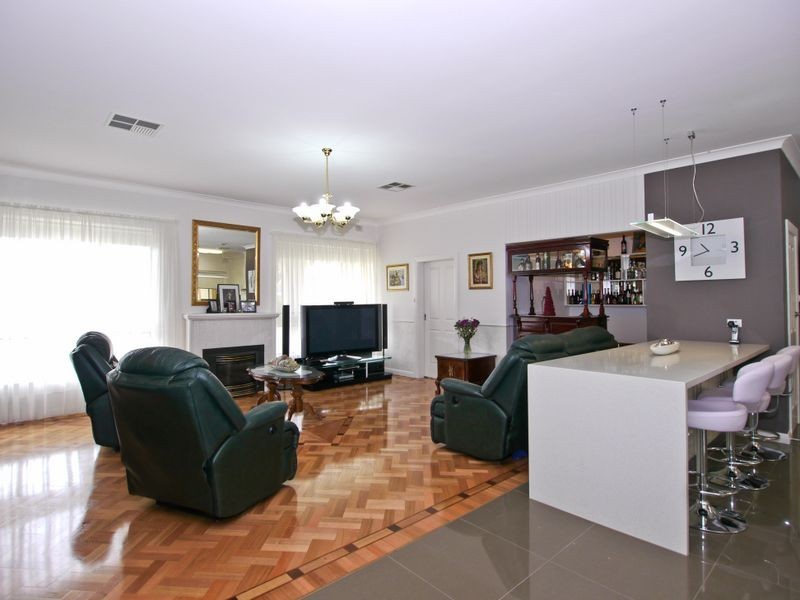 10 Lochside Drive, West Lakes SA 5021