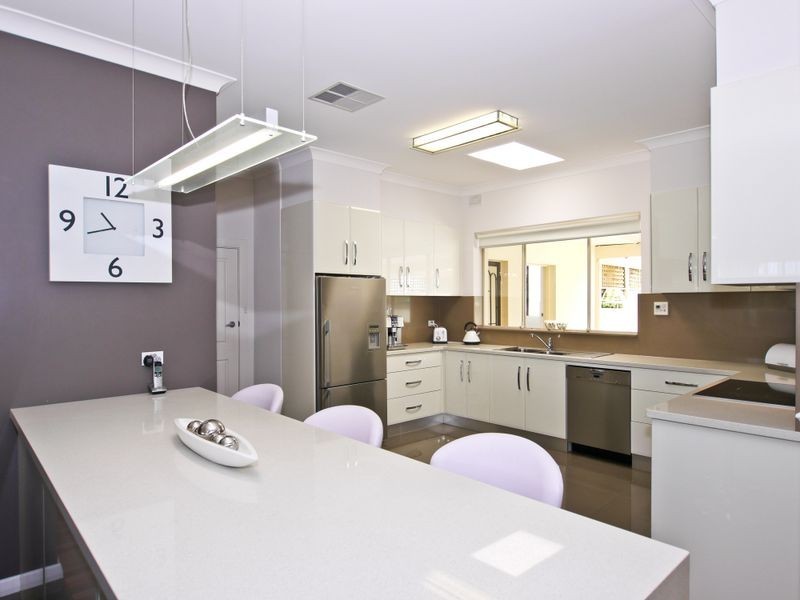 10 Lochside Drive, West Lakes SA 5021