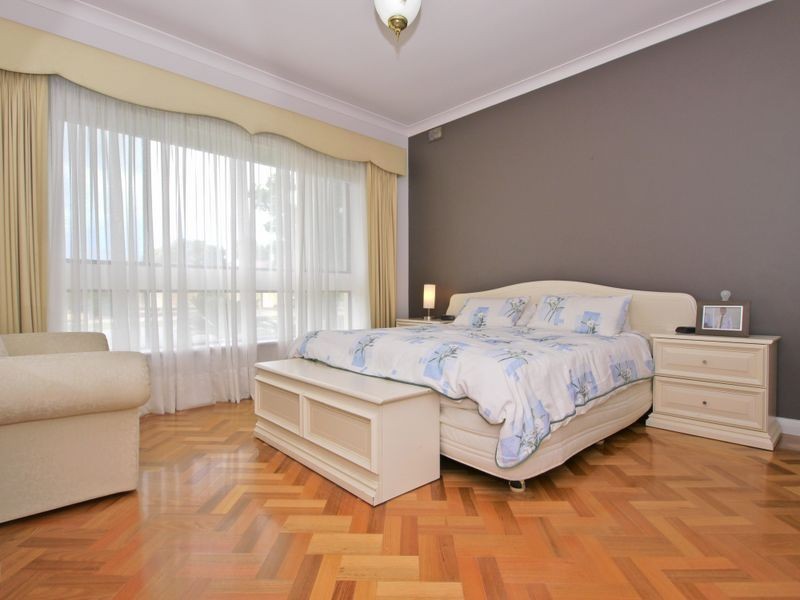 10 Lochside Drive, West Lakes SA 5021