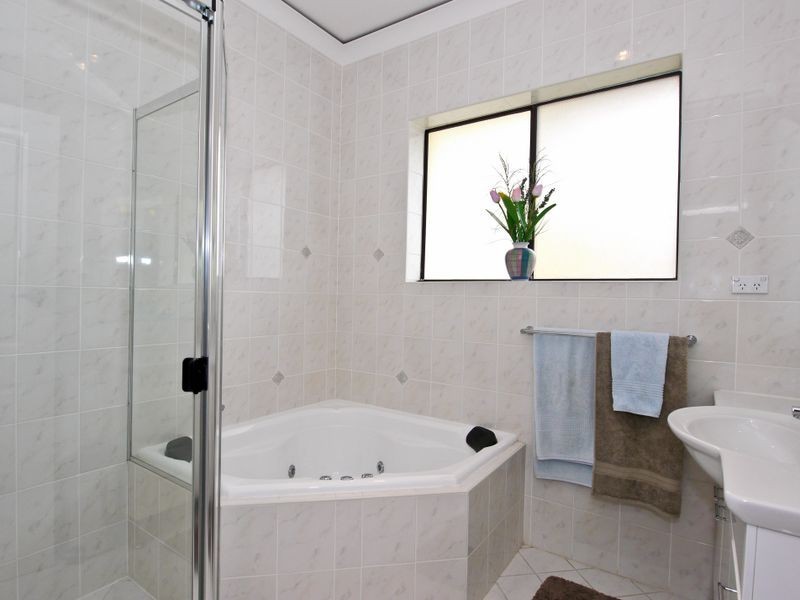 10 Lochside Drive, West Lakes SA 5021