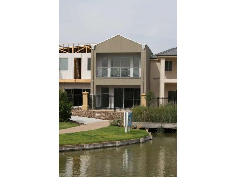 8 Pine Ct, Mawson Lakes SA 5095
