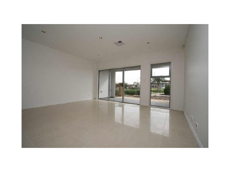 8 Pine Ct, Mawson Lakes SA 5095