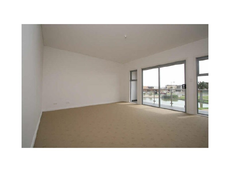 8 Pine Ct, Mawson Lakes SA 5095