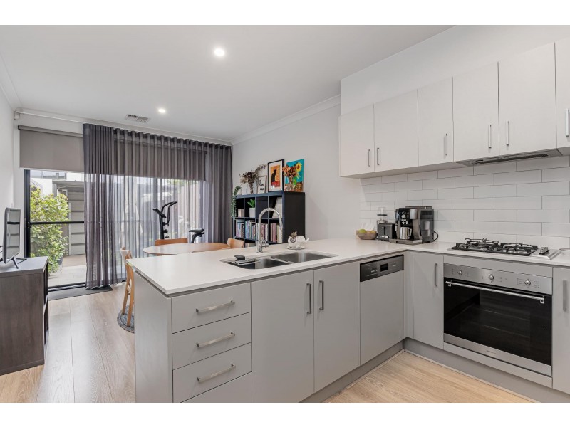 18 Troubridge Drive, West Lakes SA 5021