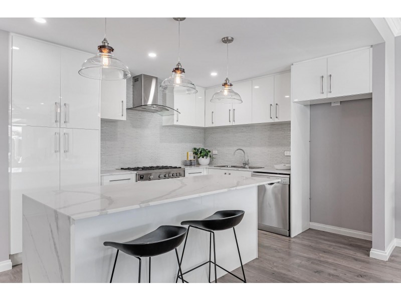 10 Hoylake Crescent, West Lakes SA 5021