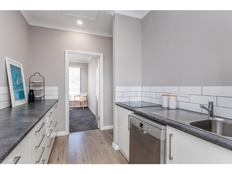 10 Hoylake Crescent, West Lakes SA 5021